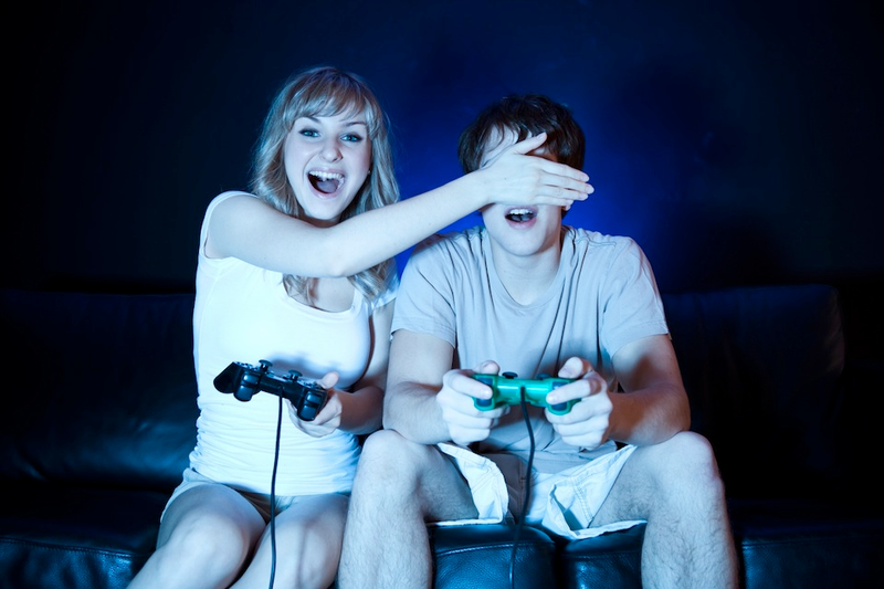 Illustration for article titled Fake Gamers of the Week: A Couple Too Beautiful For This World